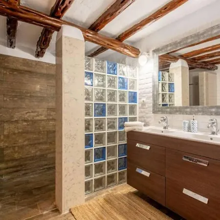Can Parella Villa *